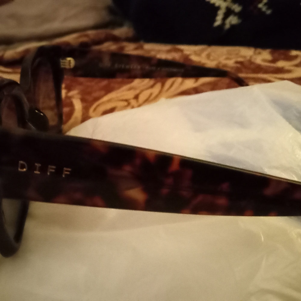 Diff Sunglasses with Case - Picture 12 of 16